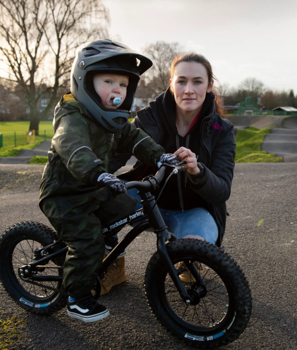 Tay đua 2 tuổi lái xe đạp địa hình gây bão mạng - 2