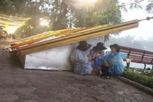 Đội mưa "xí chỗ" quanh Hồ Gươm "canh" pháo hoa