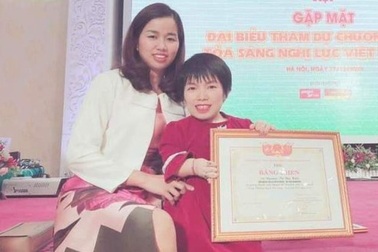 Nữ giám đốc cao 88cm và cô gái không tay được vinh danh