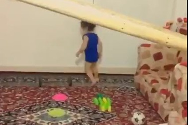 Bé gái trình diễn khả năng nhào lộn, leo trèo đáng kinh ngạc