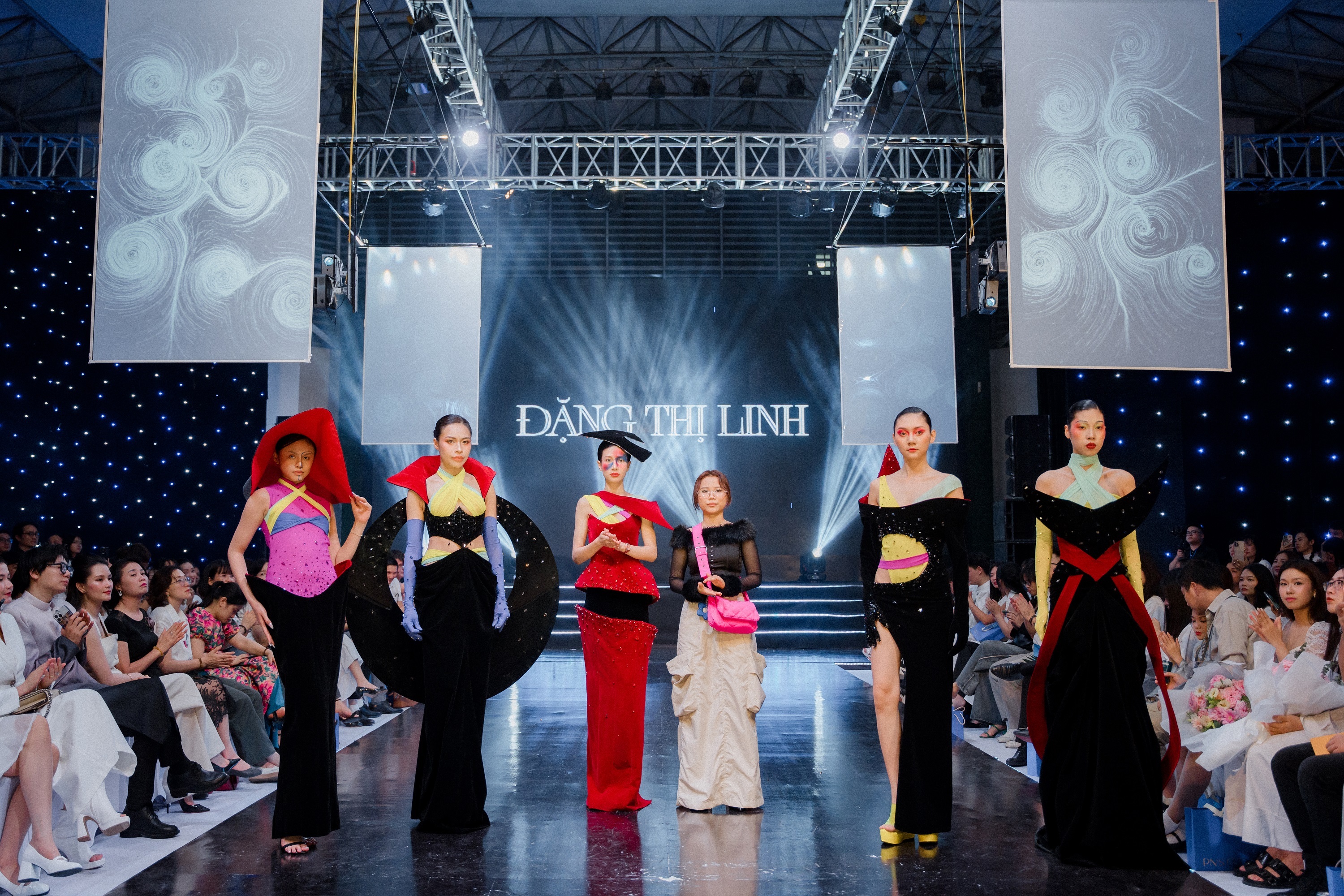 View - Bữa tiệc thời trang mãn nhãn của sinh viên Đại học Kiến trúc Hà Nội | Báo Dân trí