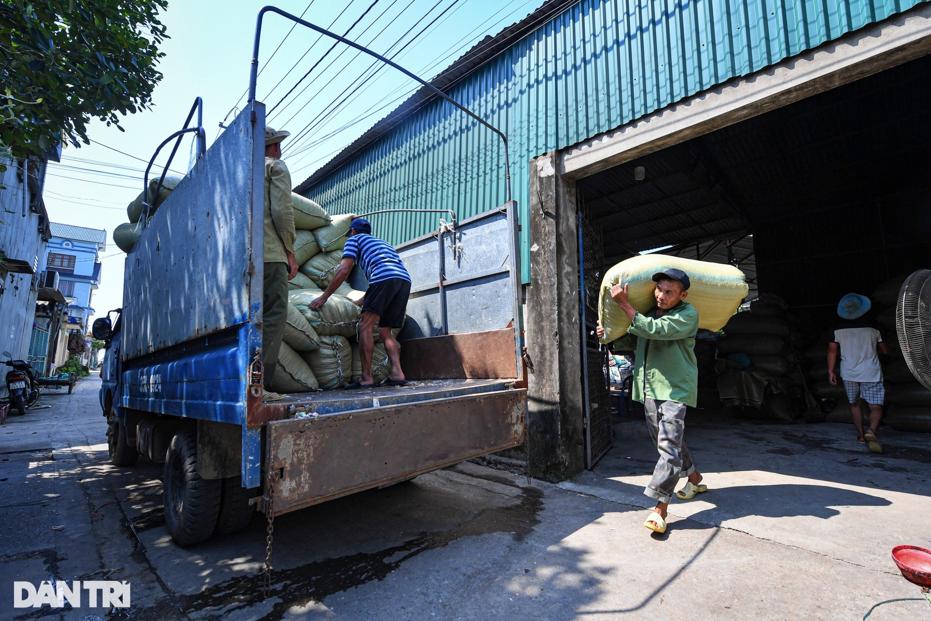 Những núi phế liệu khổng lồ bên trong ngôi làng tái chế rác thải ở Hà Nội - 12 Những núi phế liệu khổng lồ bên trong ngôi làng tái chế rác thải ở Hà Nội - 12