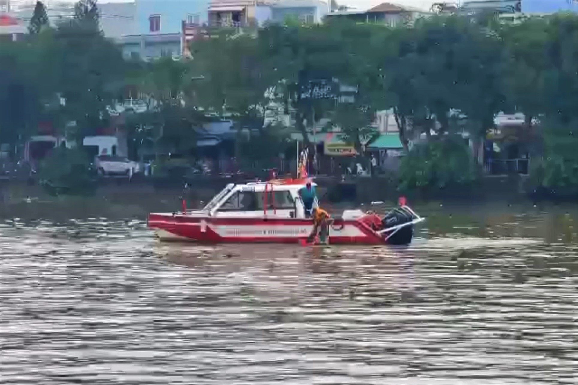 Cảnh sát nhảy xuống sông ở TPHCM cứu nam thanh niên đuối nước - 2