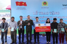 Trao tặng người dân hộ nghèo Thanh Hóa 600 sổ bảo hiểm xã hội