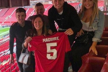 Vị hôn thê xinh đẹp của Maguire “tỏa sáng” trong ngày MU đại thắng Chelsea