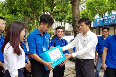Vụ Công tác HSSV tặng quà động viên thanh niên tình nguyện mùa thi