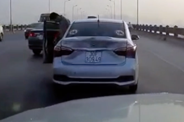 Phanh gấp tránh mố cầu, xe con bị xe tải đâm bẹp