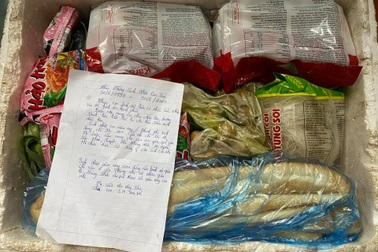 Tấm thiệp sinh nhật cùng lời nhắn "không ra đường khi tỉnh chưa cho phép"