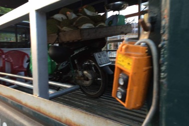 Cán bộ quy tắc đô thị phường bị người bán hàng rong chém