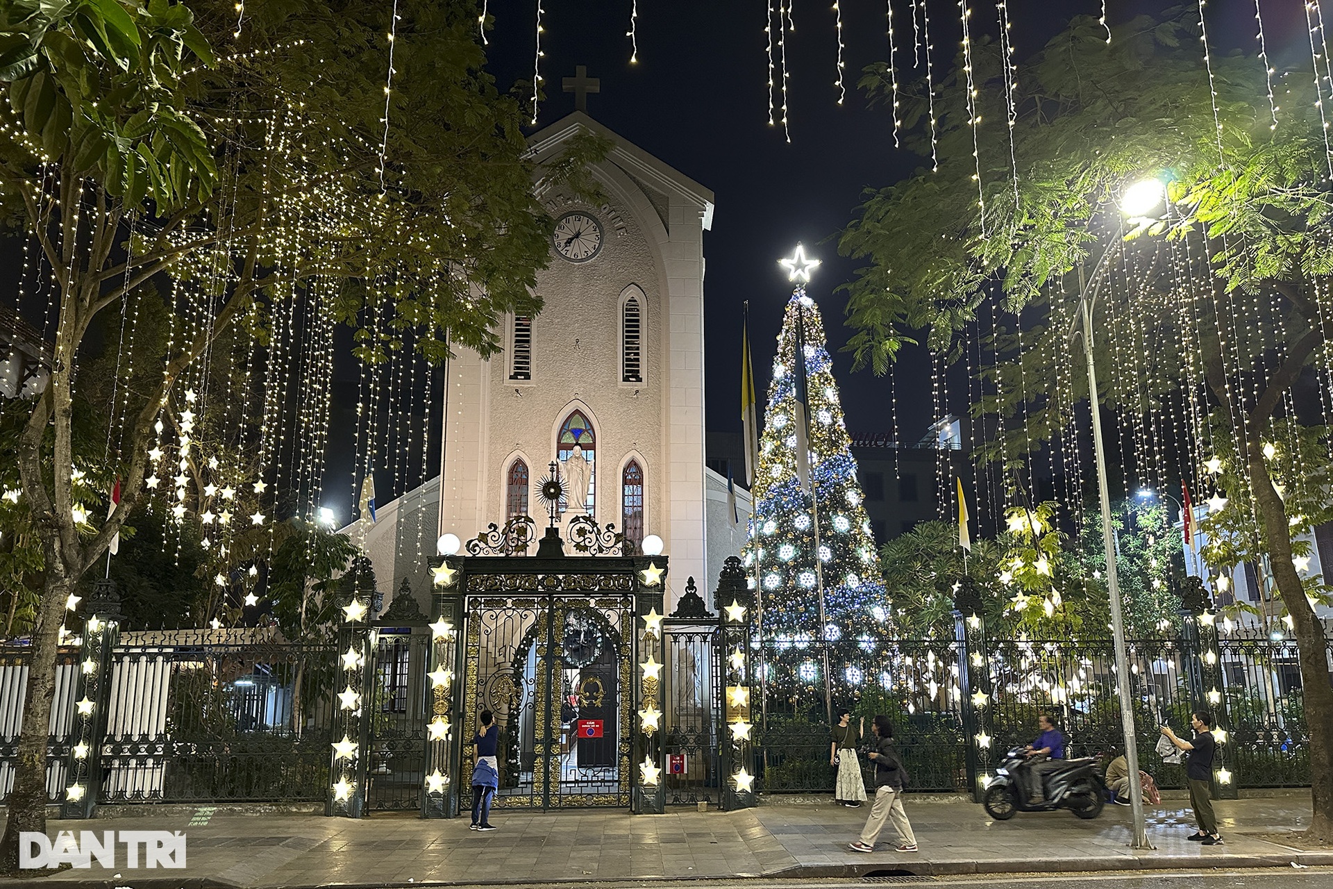 Các nhà thờ Hà Nội lung linh ánh đèn đón Noel 2023 - 6 Các nhà thờ Hà Nội lung linh ánh đèn đón Noel 2023 - 6