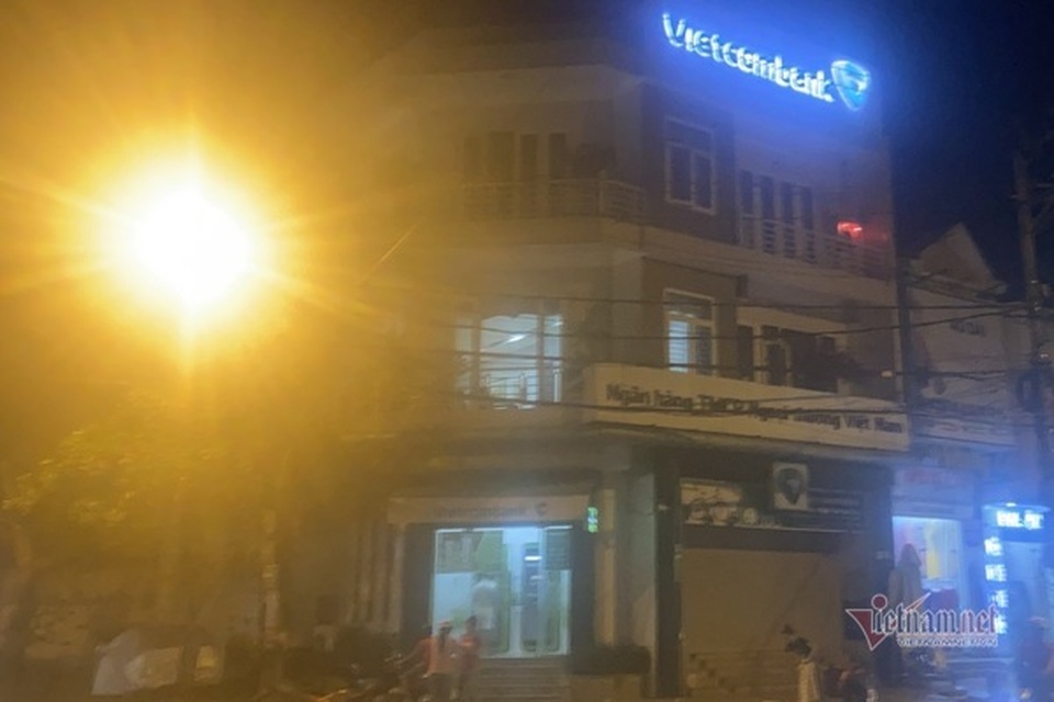 Một phụ nữ báo mất 450 triệu trong cốp xe dựng ở trụ sở ngân hàng - 1 Một phụ nữ báo mất 450 triệu trong cốp xe dựng ở trụ sở ngân hàng - 1