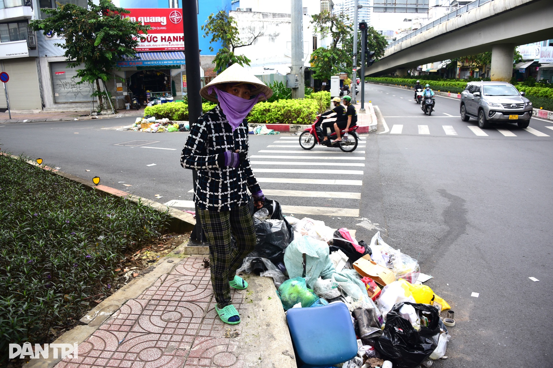 TPHCM: Đường Nguyễn Hữu Cảnh nâng nền chống ngập nước nhưng lại ngập rác - 5