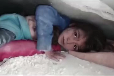 Bé gái Syria che chắn cho em suốt 36 giờ dưới đống đổ nát