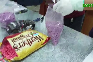 Lực lượng chức năng kiểm tra lô thuốc lắc, cần sa