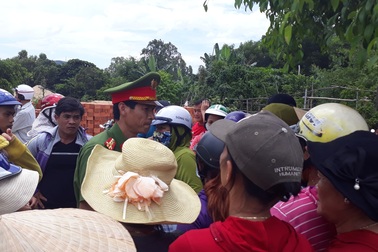 Vụ "phong tỏa" bãi rác: Tưởng rác thành phố đổ về, dân huyện chặn xe