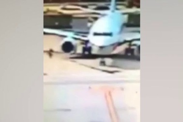 Nữ hành khách bất ngờ nhảy khỏi máy bay và chạy về phía cổng sân bay