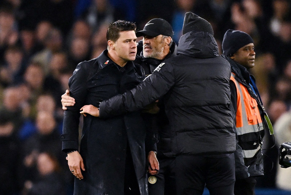 HLV Pochettino la hét om sòm với trọng tài, từ chối bắt tay Pep Guardiola - 2 HLV Pochettino la hét om sòm với trọng tài, từ chối bắt tay Pep Guardiola - 2