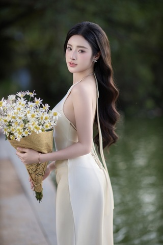 Nhan sắc trong trẻo của Hoa khôi Đinh Hoài An trong nắng thu Hà Nội - 2