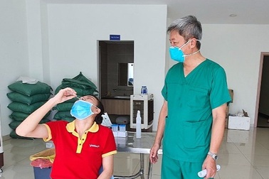 Thứ trưởng Nguyễn Trường Sơn hướng dẫn người dân tự làm test nhanh Covid-19