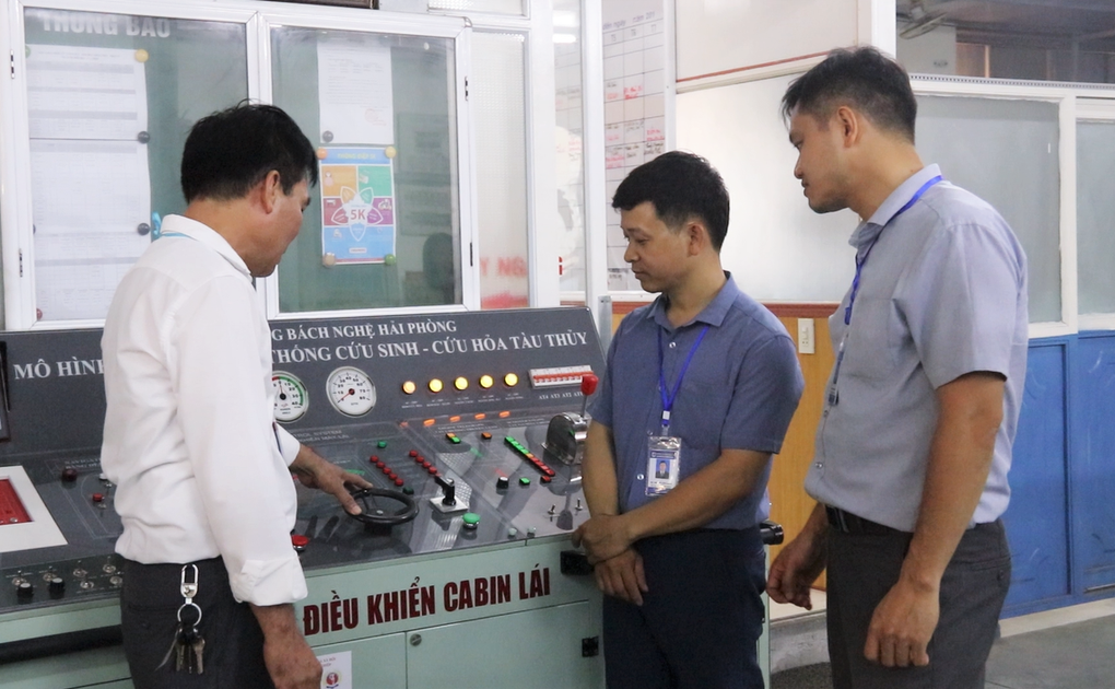 Giảng viên sáng tạo thiết bị dạy cứu sinh, cứu hỏa trên tàu thủy - 4 Giảng viên sáng tạo thiết bị dạy cứu sinh, cứu hỏa trên tàu thủy - 4