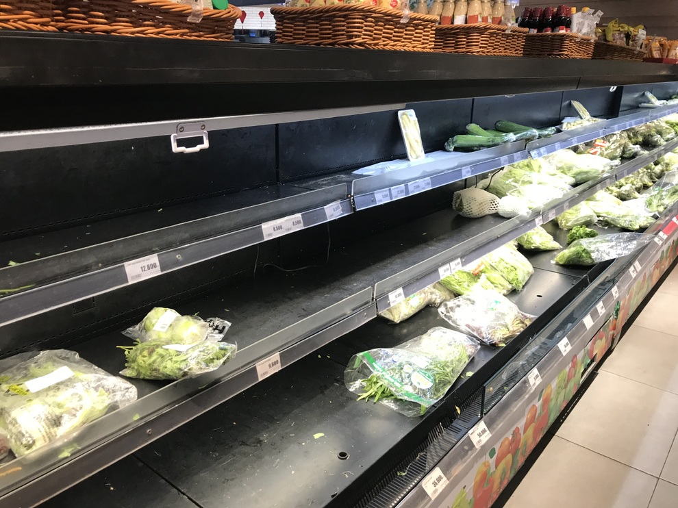 Chưa tới 21h, quầy rau, thịt tại một số siêu thị Hà Nội đã hết hàng - 9 Chưa tới 21h, quầy rau, thịt tại một số siêu thị Hà Nội đã hết hàng - 9