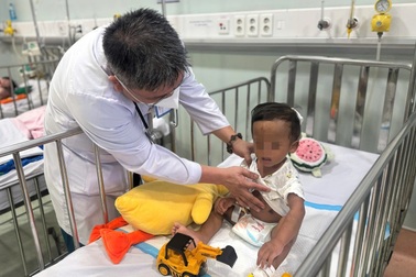 Tìm cha, ông bà ngoại cho bé trai 2 tuổi bị mẹ ruột bạo hành ở TPHCM
