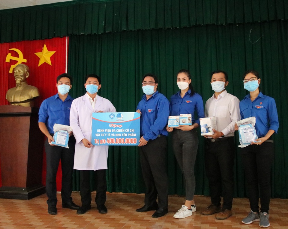 Hoa hậu Trần Tiểu Vy đến thăm, tặng quà tại bệnh viện dã chiến Củ Chi - 2 Hoa hậu Trần Tiểu Vy đến thăm, tặng quà tại bệnh viện dã chiến Củ Chi - 2