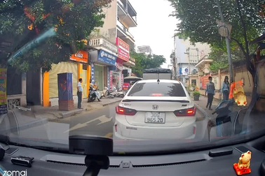 Làm xước gương ô tô, cách hành xử của tài xế công nghệ Hà Nội gây sốt mạng