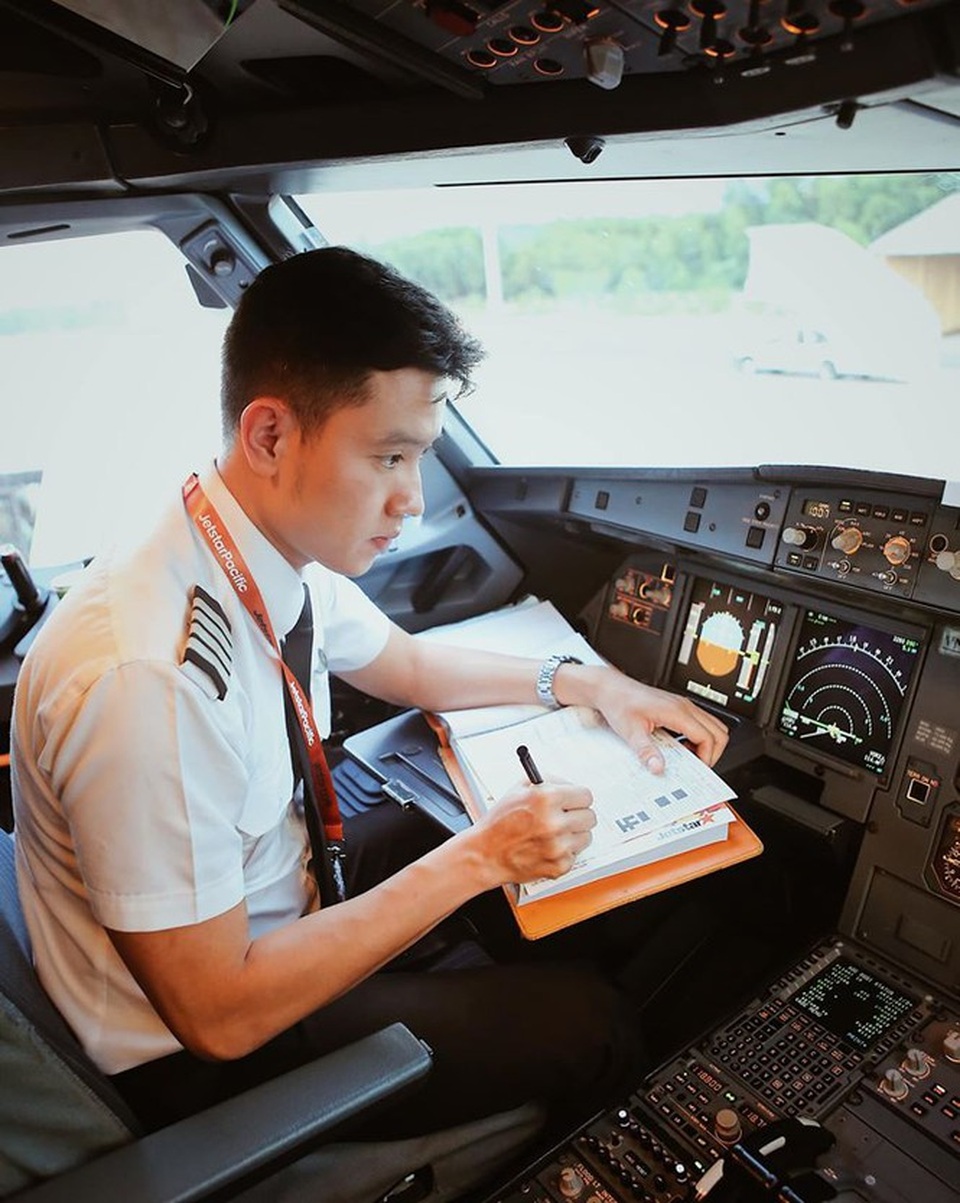 Chàng phi công điển trai, với bảng thành tích nhiều người mê - 1 Chàng phi công điển trai, với bảng thành tích nhiều người mê - 1