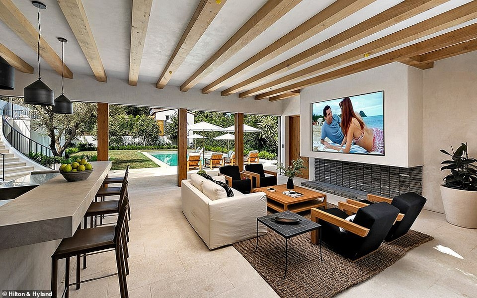 Tỷ phú sáng lập Uber vung tiền tậu biệt thự 43 triệu USD giữa tâm dịch - 11 Tỷ phú sáng lập Uber vung tiền tậu biệt thự 43 triệu USD giữa tâm dịch - 11