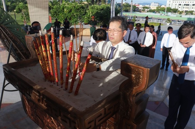 Ông Nguyễn Văn Quảng - Bí thư Thành ủy cùng lãnh đạo TP. Đà Nẵng thắp hương tưởng niệm các Anh hùng liệt sĩ.
