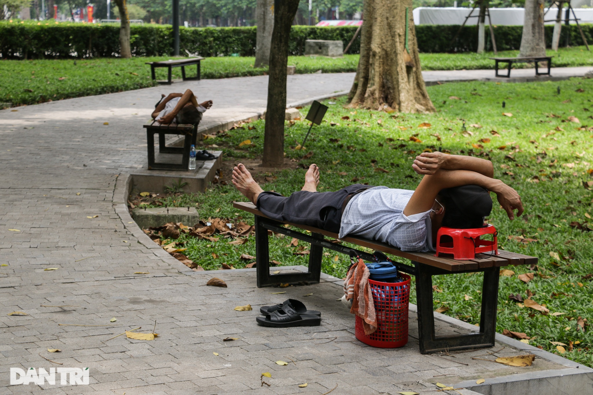 2 tuần nắng nóng ở Hà Nội: Người dân tụ tập giải nhiệt bất chấp lệnh cấm - 9 2 tuần nắng nóng ở Hà Nội: Người dân tụ tập giải nhiệt bất chấp lệnh cấm - 9