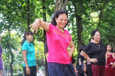 Các cụ già U80 nhảy hiphop cực chất bên Hồ Gươm