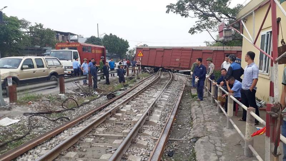 Tàu hỏa trật bánh khỏi đường ray, 2 toa tàu bị văng ra ngoài - 1 Tàu hỏa trật bánh khỏi đường ray, 2 toa tàu bị văng ra ngoài - 1