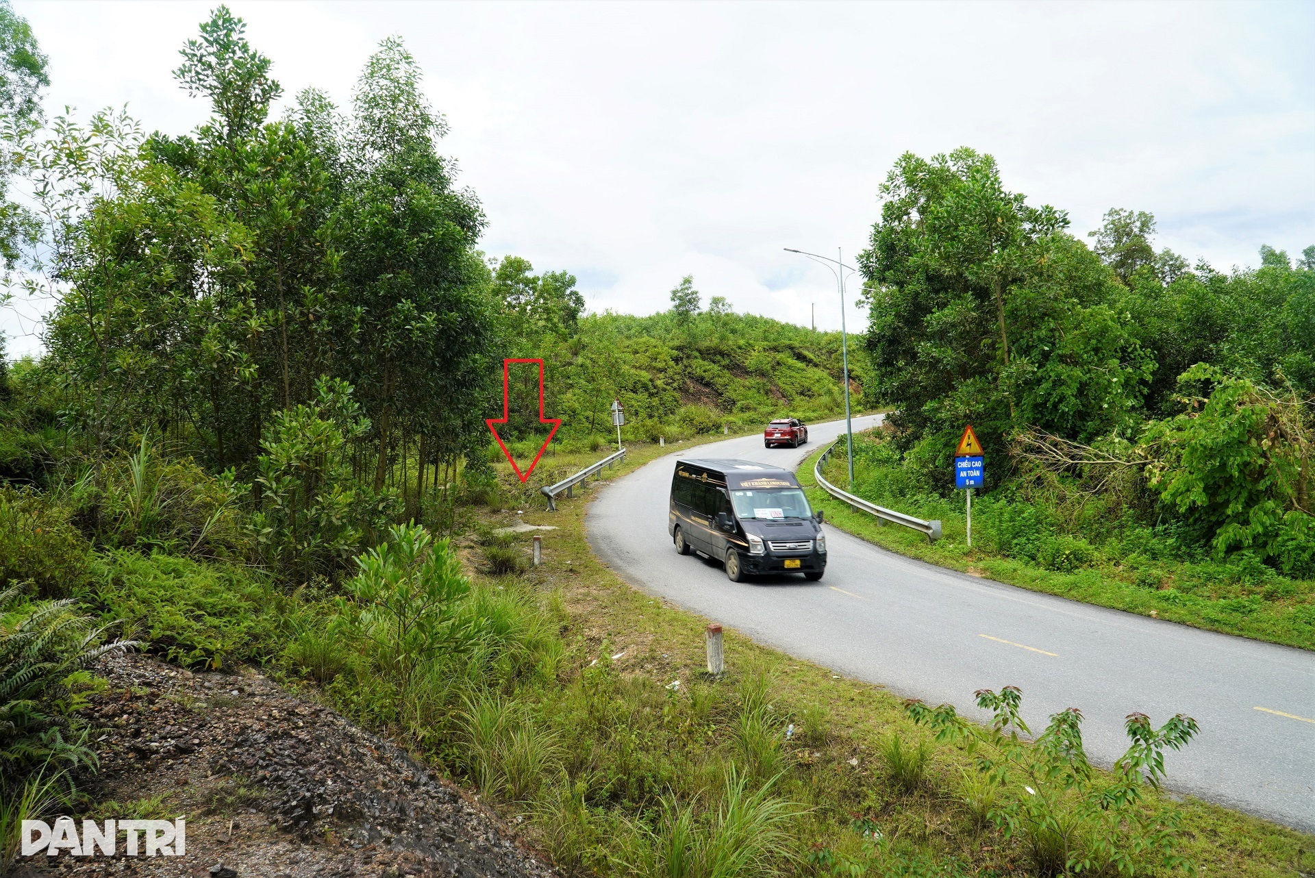 Cận cảnh cung đường vụ ngã xe, rơi trúng tử thi cùng ngày tháng năm sinh - 2 Cận cảnh cung đường vụ ngã xe, rơi trúng tử thi cùng ngày tháng năm sinh - 2