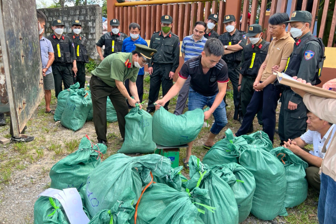 Thưởng nóng ban chuyên án triệt phá vụ vận chuyển gần một tấn thuốc nổ - 3 Thưởng nóng ban chuyên án triệt phá vụ vận chuyển gần một tấn thuốc nổ - 3