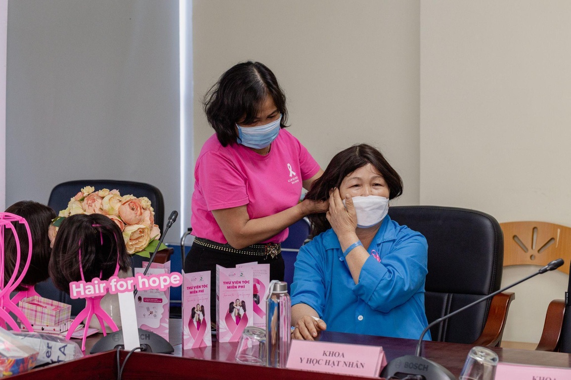 Thẩm mỹ Thu Cúc và BCNV thành lập Thư viện tóc tại Bệnh viện Ung bướu Đà Nẵng - 5 Thẩm mỹ Thu Cúc và BCNV thành lập Thư viện tóc tại Bệnh viện Ung bướu Đà Nẵng - 5