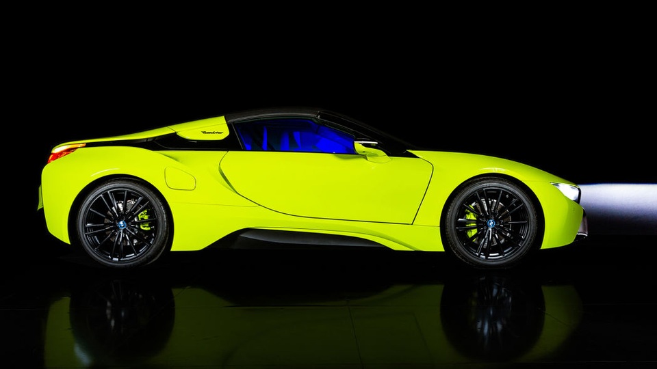 Cận cảnh chiếc BMW i8 Roadster màu xanh neon độc nhất vô nhị - 2 Cận cảnh chiếc BMW i8 Roadster màu xanh neon độc nhất vô nhị - 2