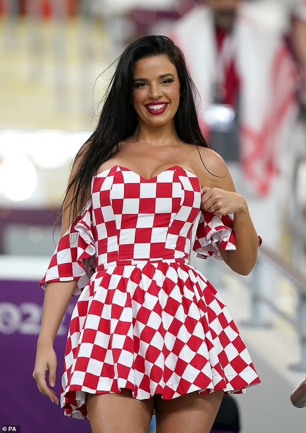 Nữ cổ động viên nóng bỏng nhất World Cup lên tiếng khi bị dư luận chỉ trích - 3 Nữ cổ động viên nóng bỏng nhất World Cup lên tiếng khi bị dư luận chỉ trích - 3