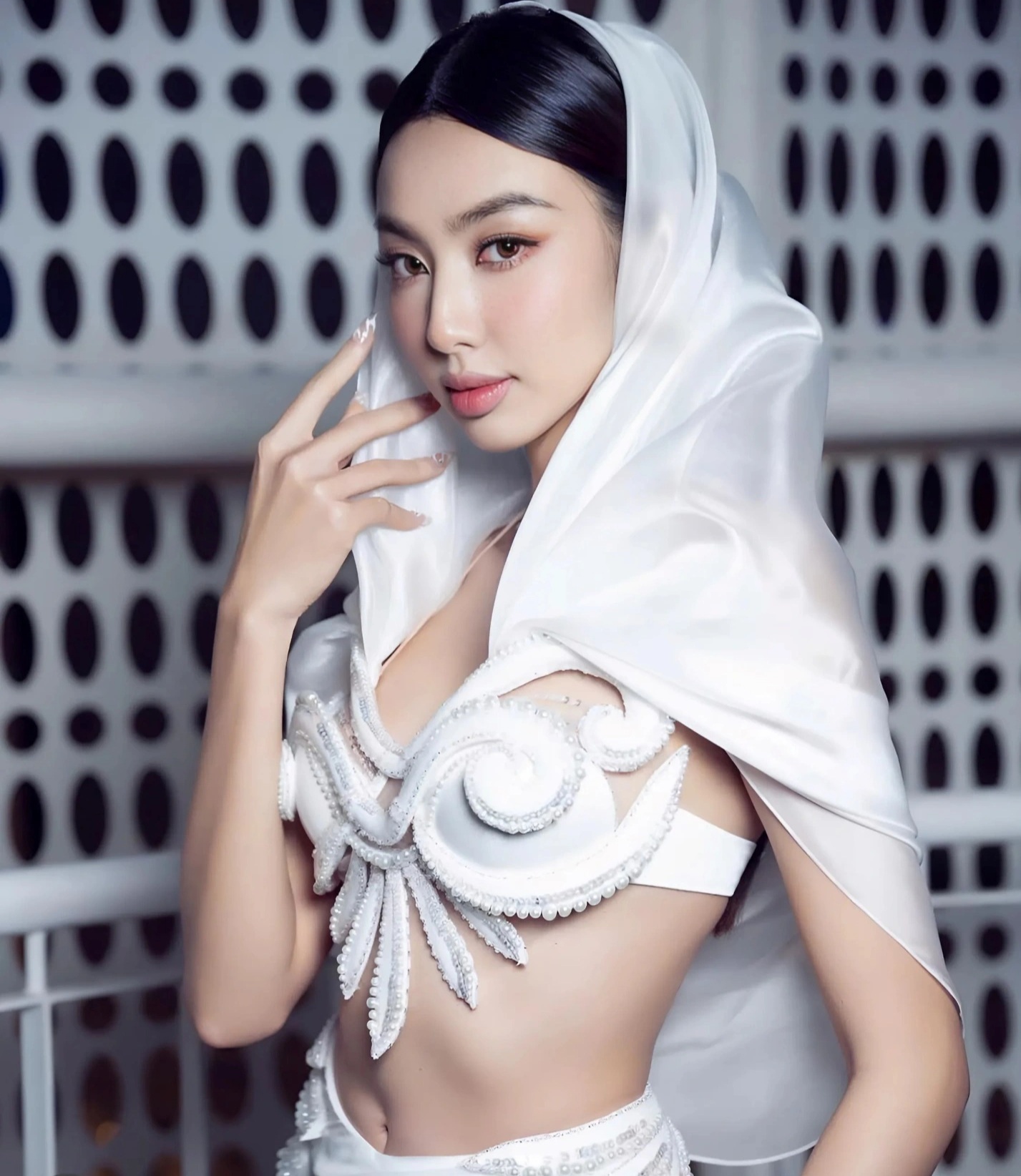 Hoa hậu Việt thành danh quốc tế: Thùy Tiên gặp sóng gió, HHen Niê viên mãn - 1 Hoa hậu Việt thành danh quốc tế: Thùy Tiên gặp sóng gió, HHen Niê viên mãn - 1
