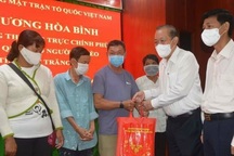 Phó Thủ tướng Trương Hòa Bình tặng quà Tết tới hộ nghèo tại Sóc Trăng