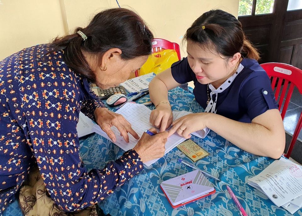 Quảng Nam đẩy mạnh chi trả các chế độ BHXH không dùng tiền mặt - 1 Quảng Nam đẩy mạnh chi trả các chế độ BHXH không dùng tiền mặt - 1