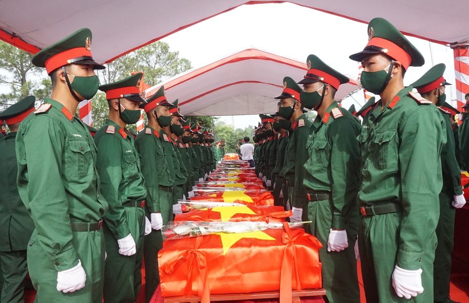 Trọng thể Lễ an táng 95 liệt sĩ quân tình nguyện và chuyên gia Việt Nam - 4 Trọng thể Lễ an táng 95 liệt sĩ quân tình nguyện và chuyên gia Việt Nam - 4