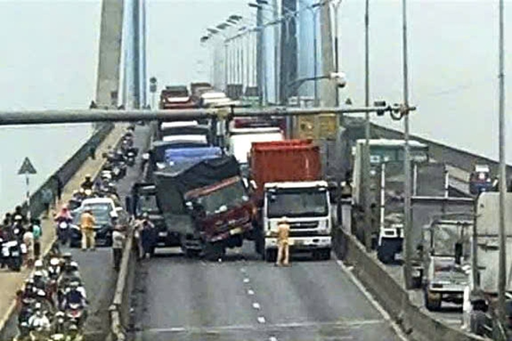 Va chạm liên hoàn trên cầu Phú Mỹ, giao thông ùn ứ - 1 Va chạm liên hoàn trên cầu Phú Mỹ, giao thông ùn ứ - 1