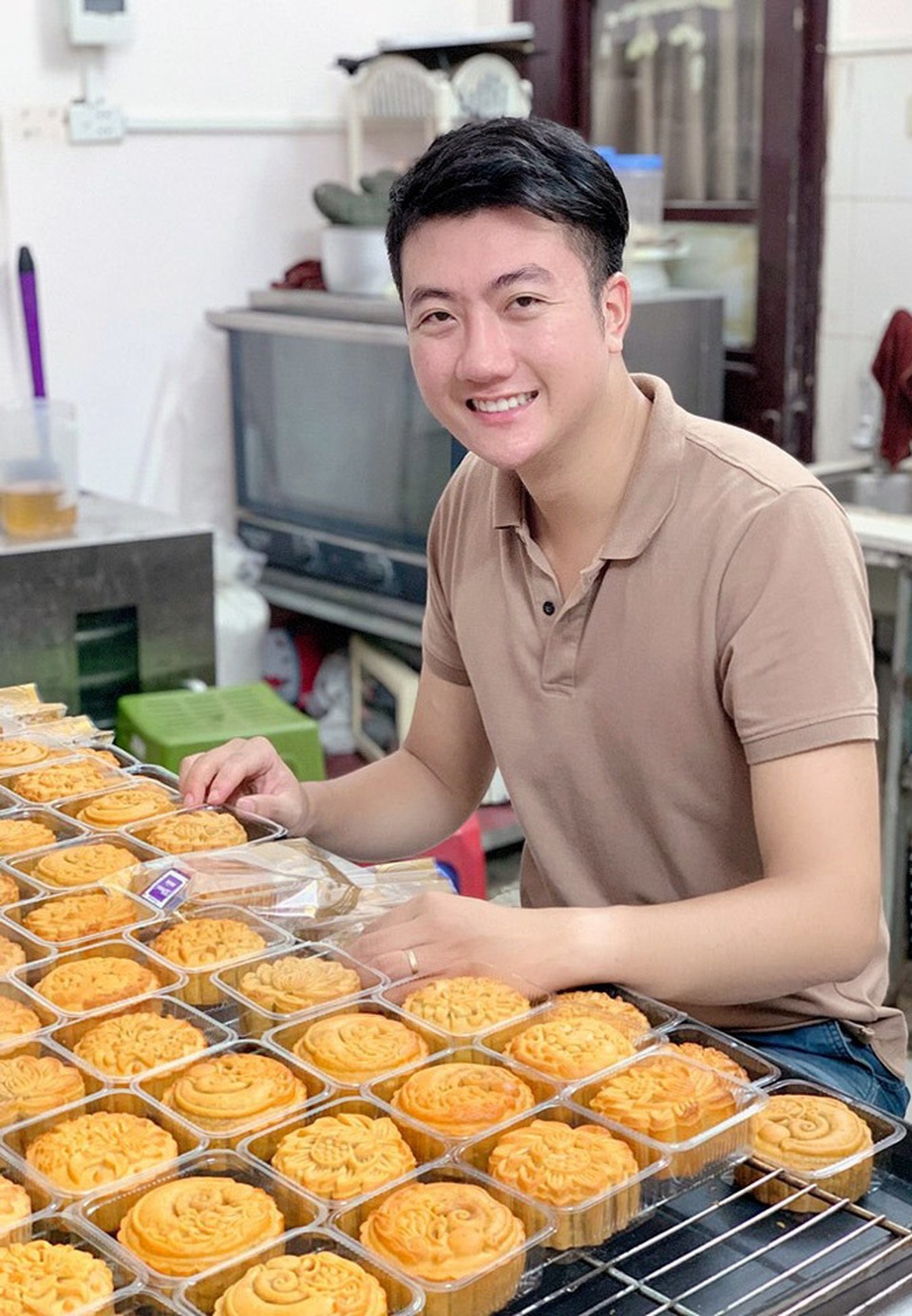 Anh chàng đẹp trai đam mê làm bánh, mỗi tháng bỏ túi 60 triệu đồng - 2 Anh chàng đẹp trai đam mê làm bánh, mỗi tháng bỏ túi 60 triệu đồng - 2