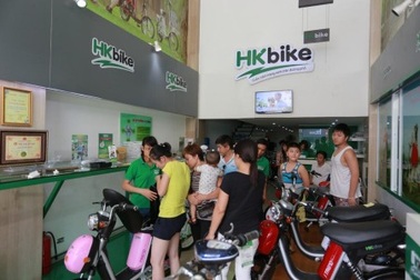 Hà Nội: Chen chân mua xe đạp điện iTrend