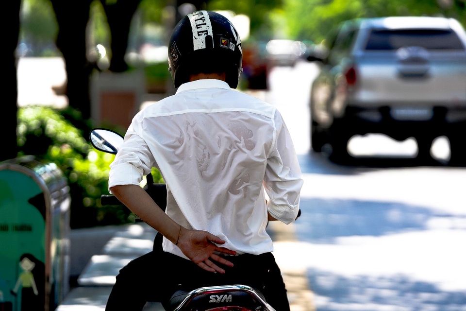 Người Sài Gòn quay quắt với thời tiết oi bức, độ ẩm cao - 4 Người Sài Gòn quay quắt với thời tiết oi bức, độ ẩm cao - 4