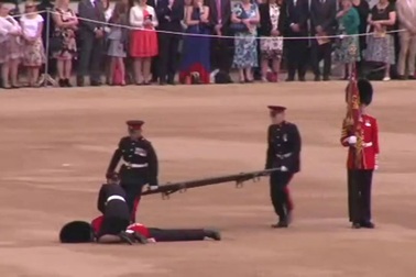Vệ binh bị ngất trong lễ mừng sinh nhật Nữ hoàng Anh