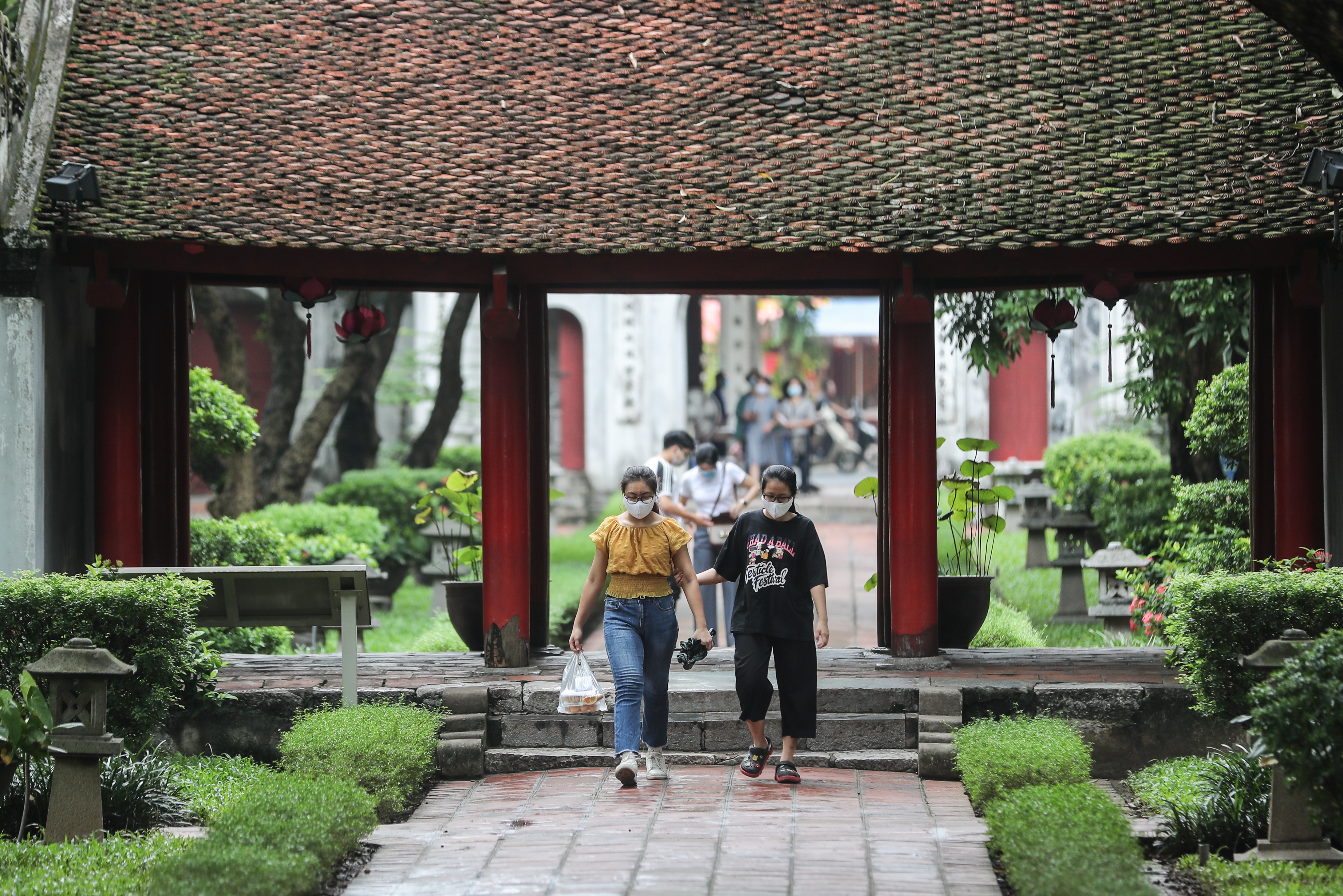 Hàng nghìn sĩ tử đổ về Văn Miếu, viết chữ lên bảng vàng cầu may - 16 Hàng nghìn sĩ tử đổ về Văn Miếu, viết chữ lên bảng vàng cầu may - 16