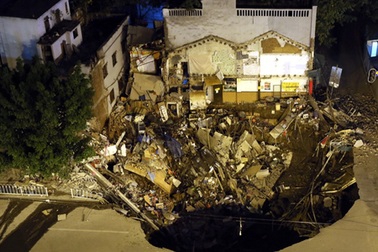 Hố tử thần “khủng” lại nuốt hàng loạt nhà giữa phố